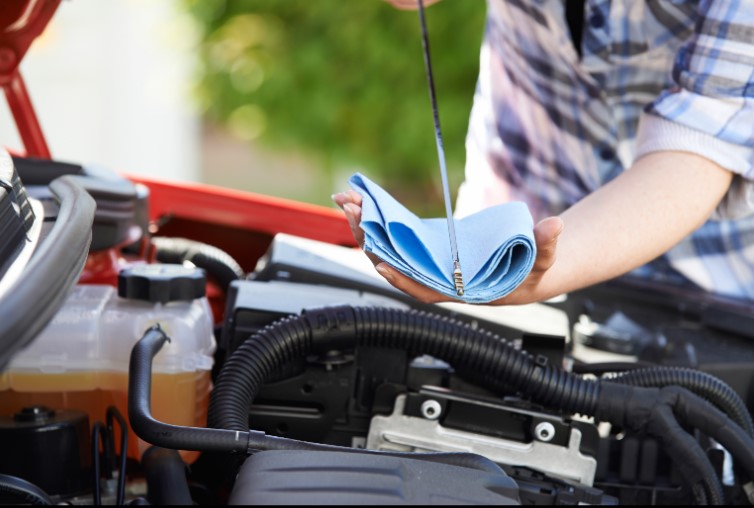 4 Signs of Leaking Oil